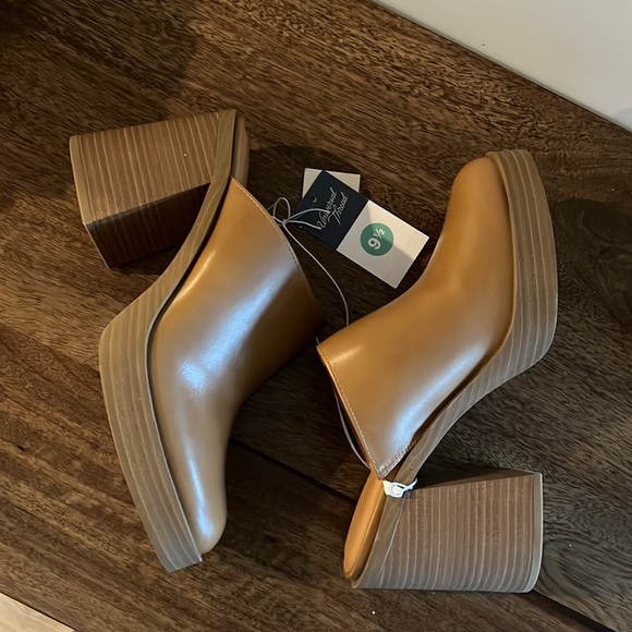 Universal Thread - tan - easy on 9.5 - Picture 8 of 9